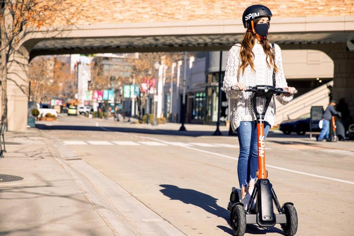 Spin (Ford) acuerda con Tortoise desplegar patinetes eléctricos con control remoto en ciudades europeas