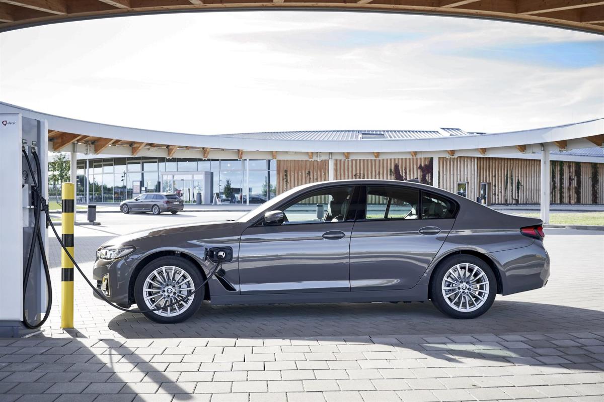 BMW añade nuevas variables híbridas enchufables de acceso de gama a sus Serie 3 y Serie 5