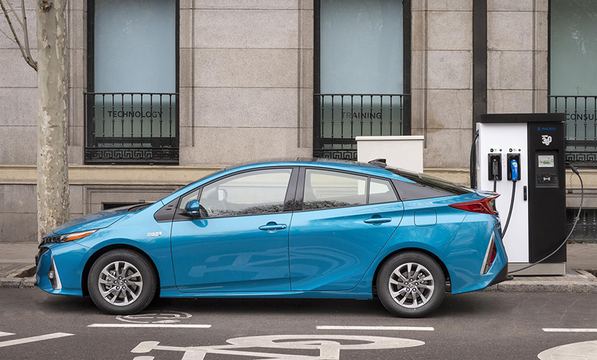 Toyota estrena en España el Prius híbrido enchufable, con 122 caballos y 45 kilómetros de autonomía