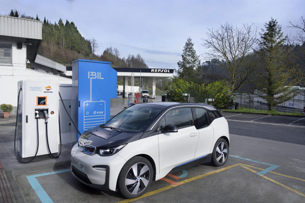 Repsol e Ibil desarrollan la primera estación de recarga para vehículos eléctricos con almacenamiento de energía en España