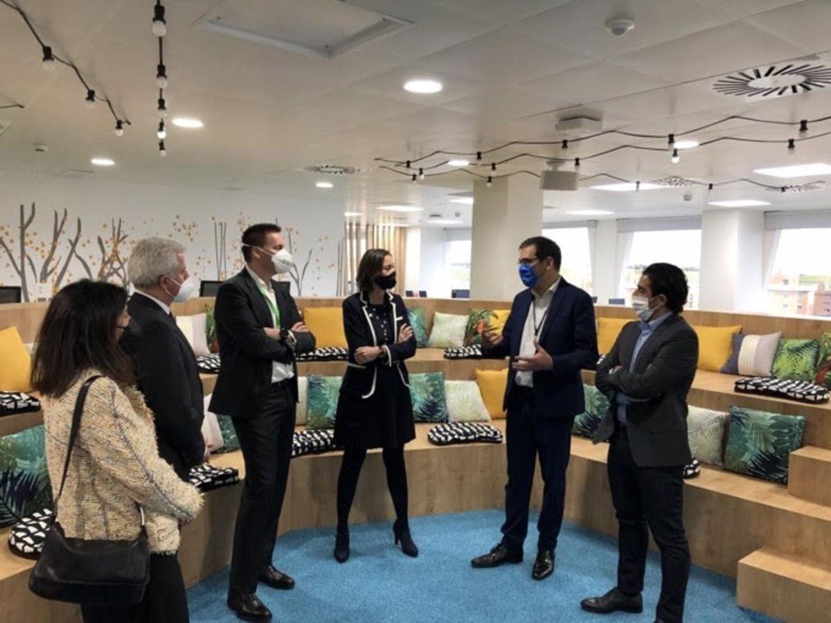 Reyes Maroto visita las nuevas oficinas de Schneider Electric en San Sebastián de los Reyes (Madrid)