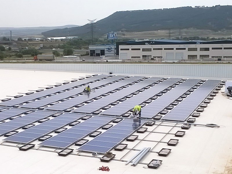 Instalaciones solares fotovoltaicas en cubiertas planas industriales: el Sol a nuestro lado