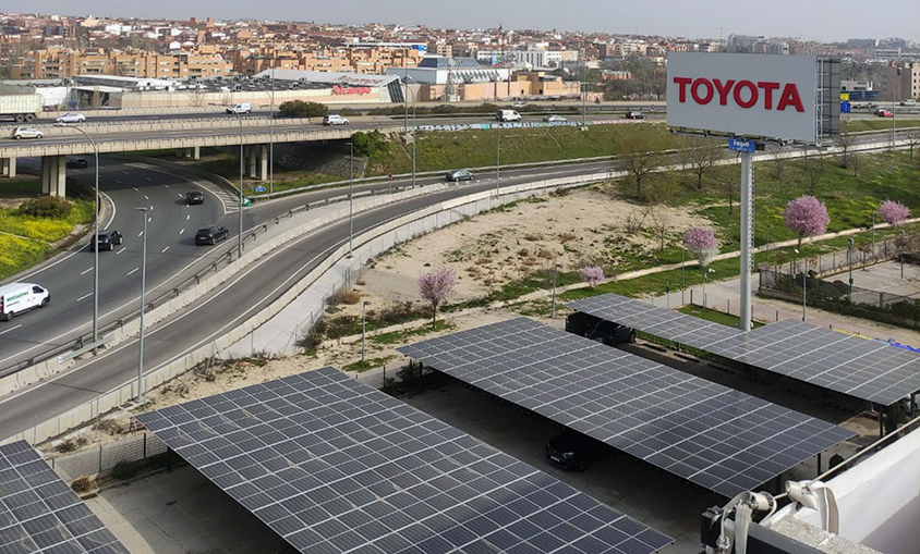 Toyota instala paneles solares en su sede para bajar su impacto ambiental en 55.000 kg de CO2 al año