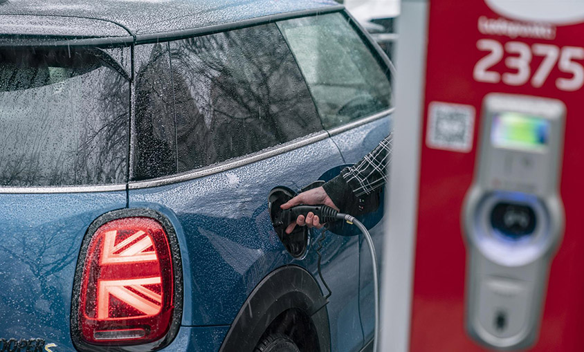 España tiene un punto de carga público por cada 11 coches eléctricos, mejor media que Suecia o Alemania