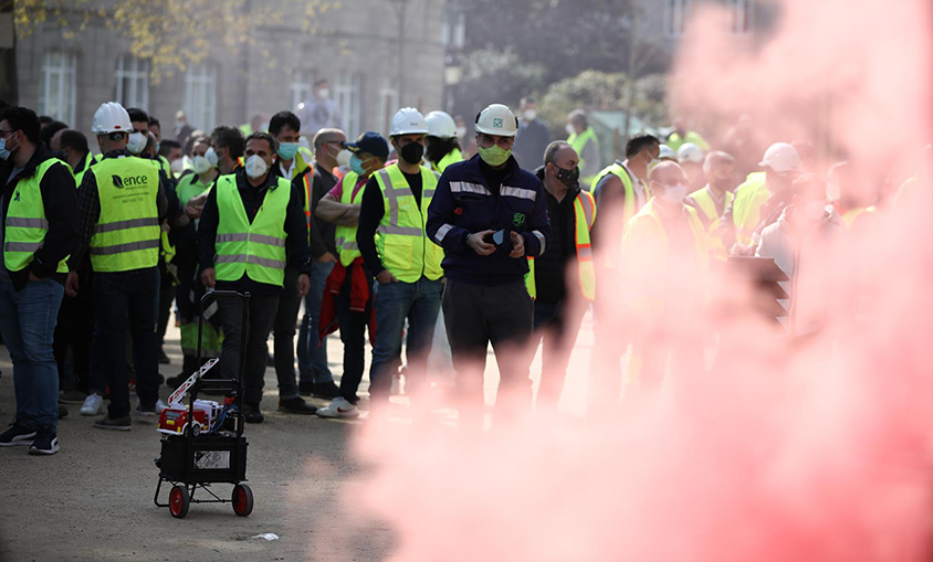 Trabajadores de Ence "intensifican" protestas ante las sedes de la Diputación y Subdelegación de Pontevedra