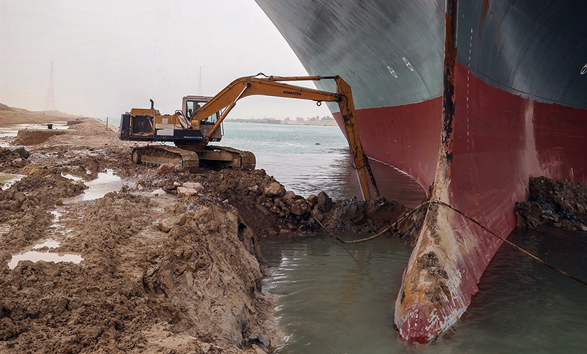 Los precios del petróleo caen más de un 4% pese al bloqueo del canal de Suez