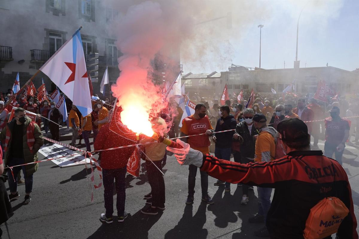 Miles de personas se manifiestan en A Coruña para exigir un "futuro industrial" para Alu Ibérica