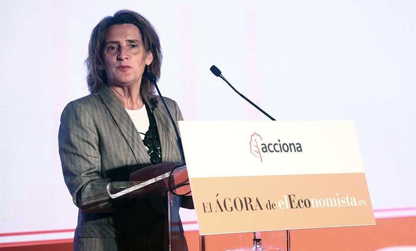 Teresa Ribera no ve una burbuja en las renovables y cree que esas calificaciones son "peligrosas"