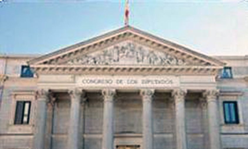 Los grupos parlamentarios negocian elevar en 2023 la ambición climática de la ley que aprueba hoy el Congreso