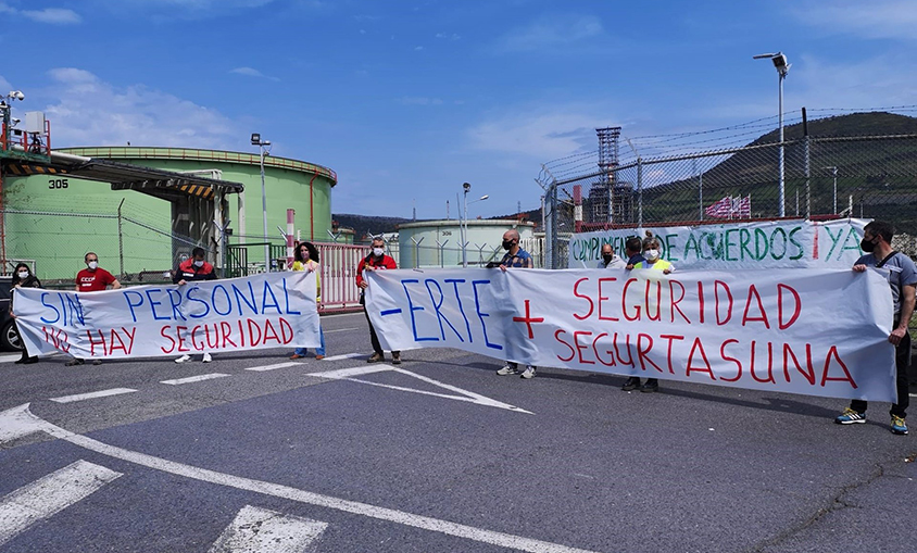 Trabajadores de Petronor se concentran ante la refinería para expresar su rechazo al ERTE planteado