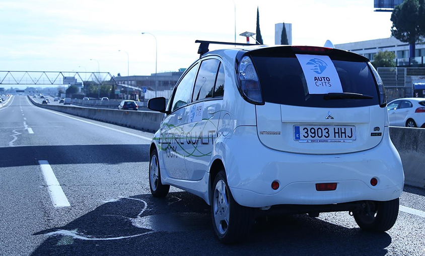 Indra encabeza un proyecto para adaptar la red de carreteras española al coche conectado