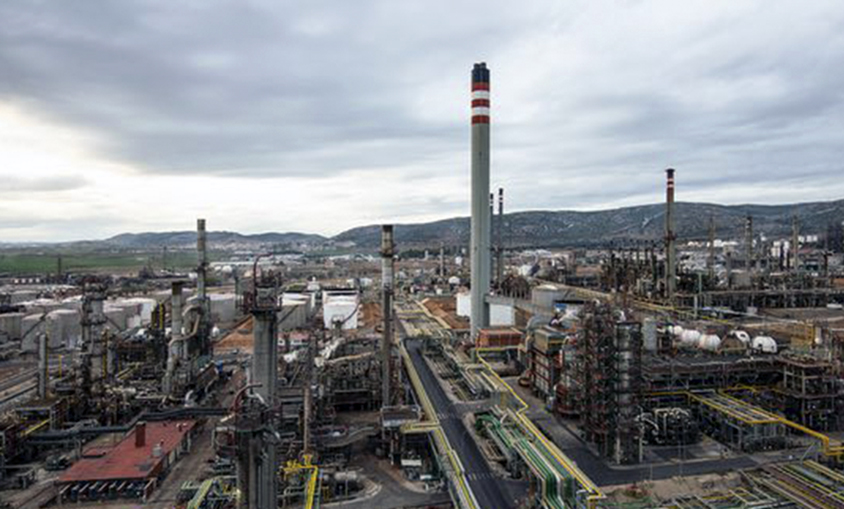 Repsol ofrece reducir los afectados del ERTE en la refinería de Puertollano y garantizar el 85% del sueldo a la plantilla