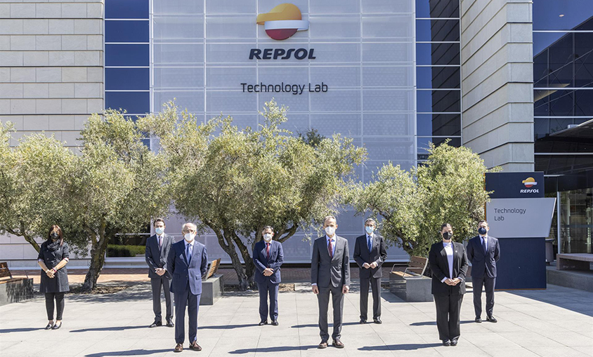 Pedro Duque conoce la apuesta de Repsol por la innovación en una visita a su centro de investigación