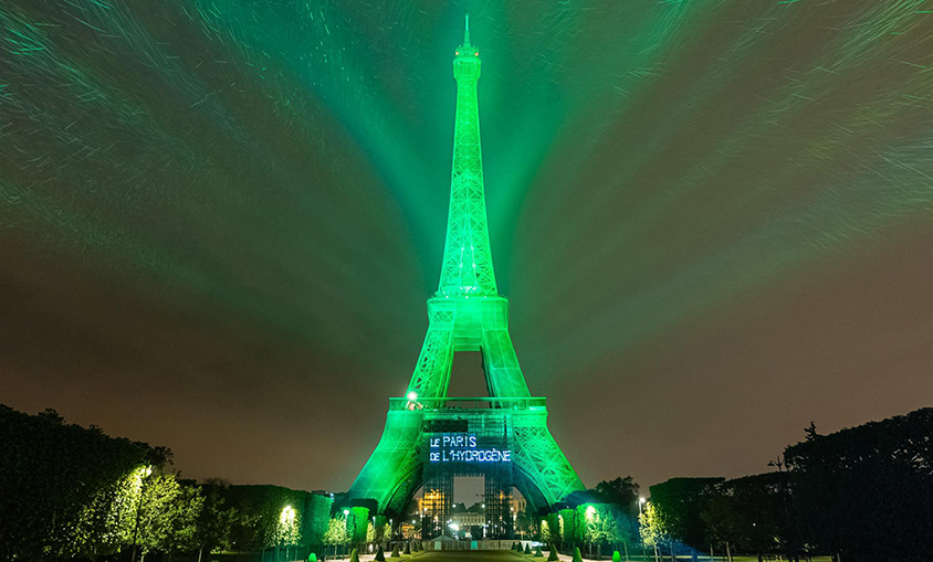 Toyota ilumina de verde la Torre Eiffel de París con su tecnología de pila de combustible de hidrógeno