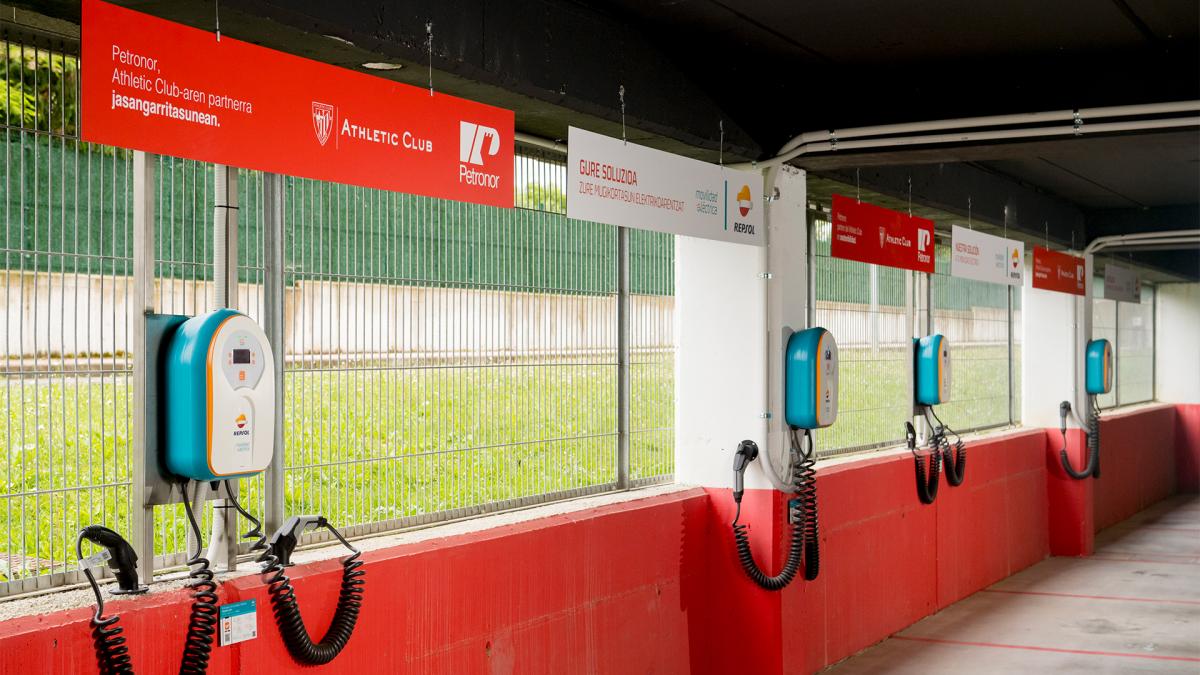Petronor instala 23 puntos recarga eléctrica en las instalaciones del Athletic
