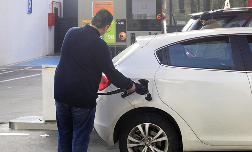 El precio de los coches sube un 2% en mayo y el de los carburantes se dispara un 22,5%