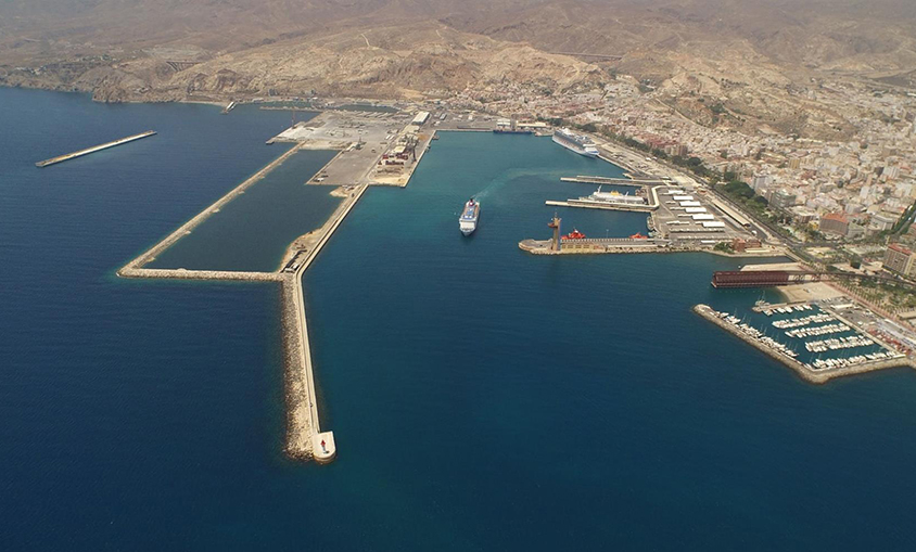 Retenido un buque en Almería por descargar hidrocarburo y dejar una mancha de 55 kilómetros cuadrados en el Atlántico