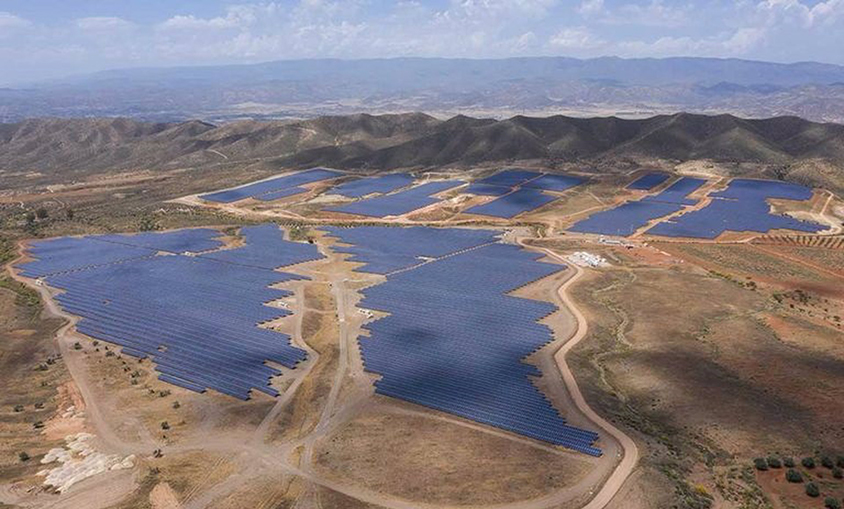 Aquila Capital adquiere 100 MW de energía solar a Mytilineos en Andalucía