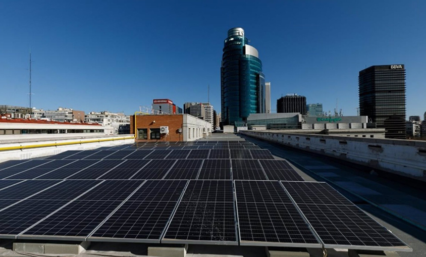 El Ministerio de Transportes instala paneles solares en su sede de Madrid para abastecer su electrolinera