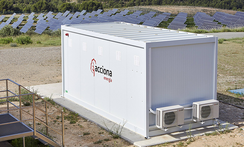 Acciona conecta la primera planta de almacenamiento renovable con batería recicladas en España