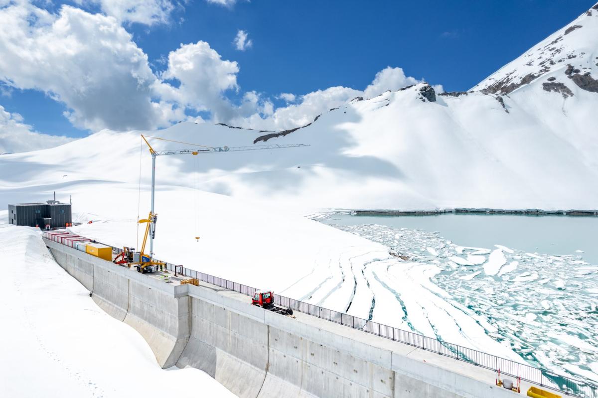 Así construye Axpo la planta fotovoltaica más alta del mundo en la pared de una central hidroeléctrica a 2.500 metros en Suiza