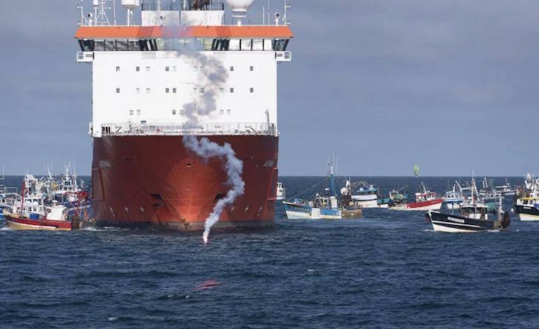 Los manifestantes interrumpen los trabajos en el parque eólico marino Saint-Brieuc que Iberdrola construye en Francia