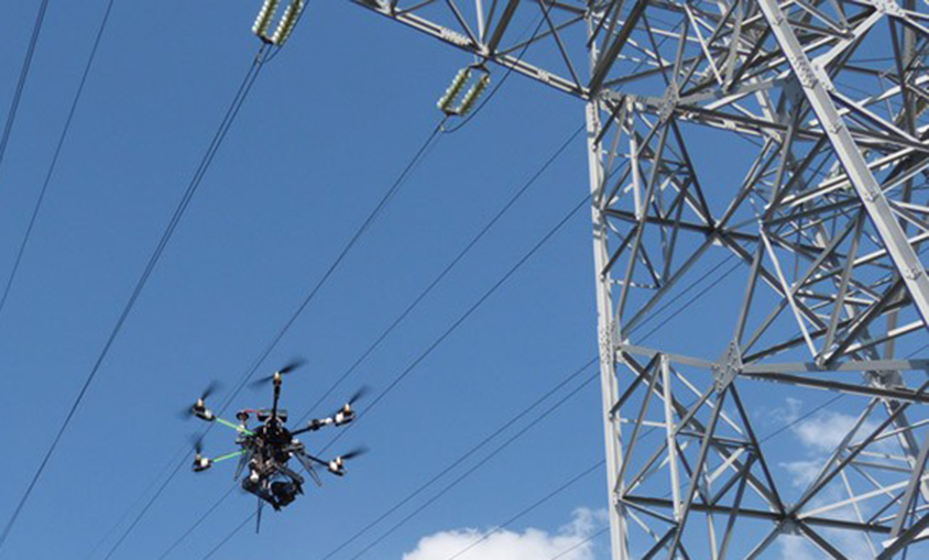 Endesa experimenta un sistema de tendido de líneas eléctricas con drones en Fregenal