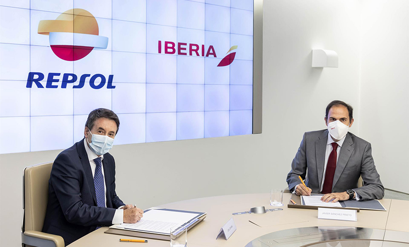 Repsol e Iberia firman un convenio para investigar el desarrollo de combustibles sostenibles para la aviación