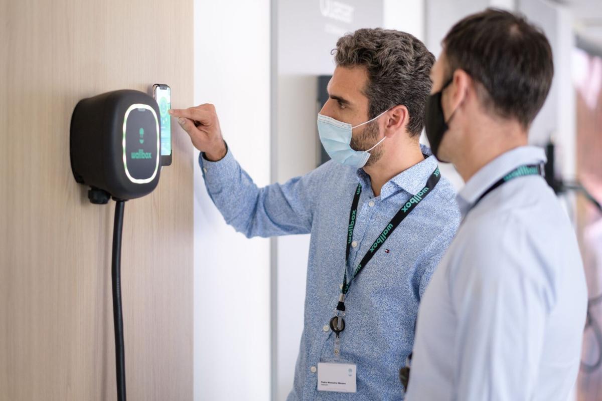 Wallbox y Lightsource se alían para almacenar la sobreproducción de energía en los hogares