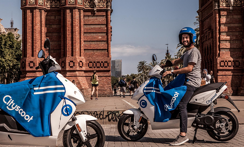 Uber lanza en Barcelona con Cityscoot su primer servicio en España de motos compartidas