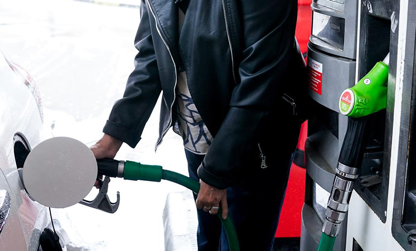 El precio de los carburantes cae por segunda semana, pero sigue siendo hasta un 21% más caro que hace un año