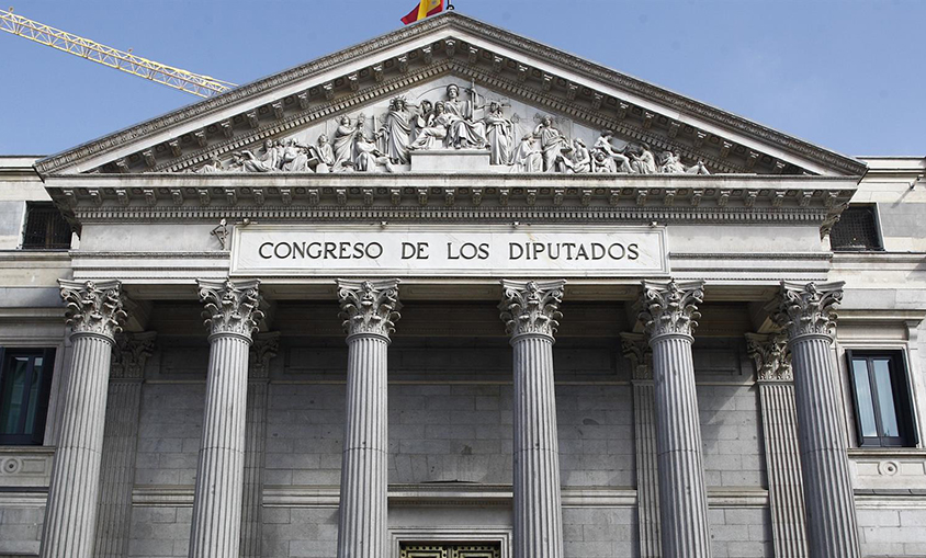 Grupos del Congreso ven como un "parche" detraer los beneficios de las eléctricas