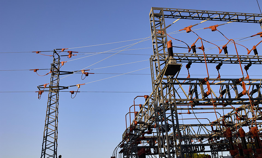 El precio de la luz da un nuevo respiro y bajará este martes un 4%, hasta los 127,36 euros por MWh