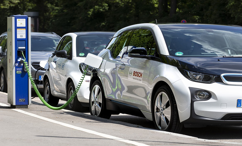 Transportes ve el futuro con medios potentes y el vehículo totalmente electrificado