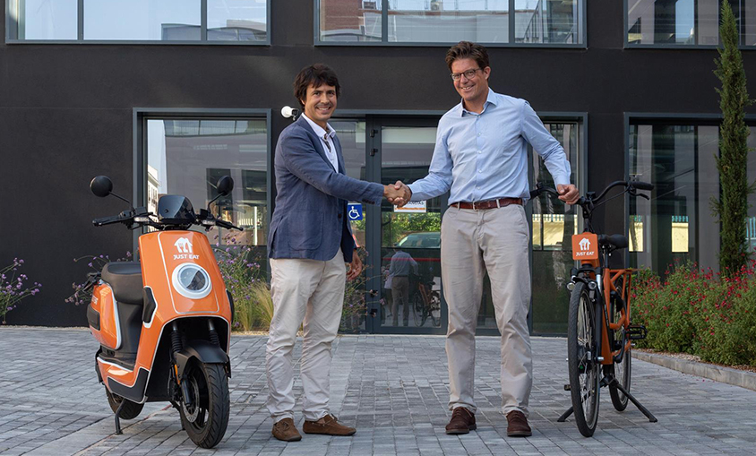 Just Eat adquiere a Cooltra una de las mayores flotas eléctricas de motos y bicis de España