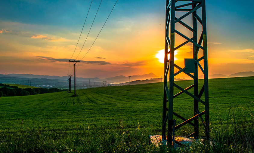 Las eléctricas dicen que no son culpables de la subida de la luz y achacan el alza de precios a causas externas