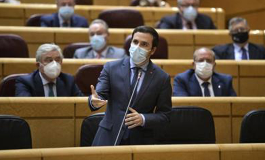 Garzón afirma que las eléctricas deben aceptar unas medidas que protegen a las familias