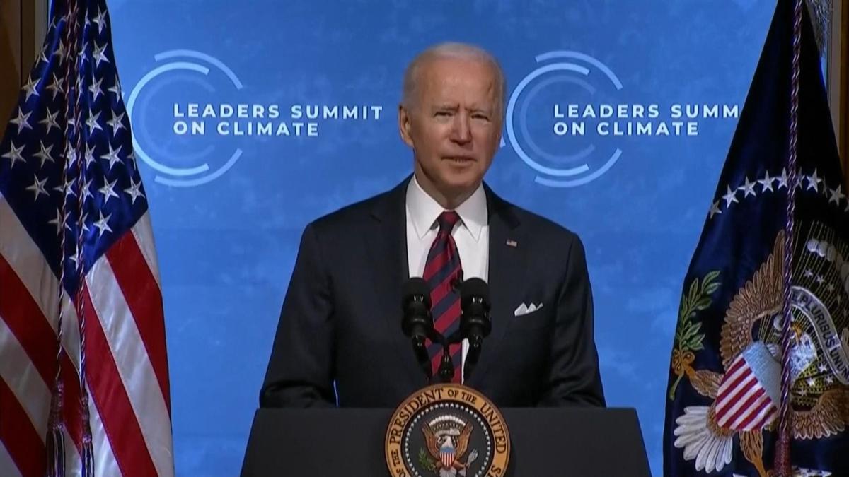 Biden urge a las grandes petroleras a aumentar la producción y bajar los precios