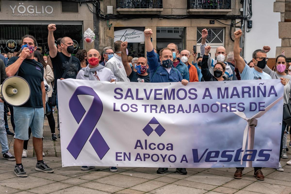 Multitudinaria protesta en Viveiro (Lugo) contra el cierre de Vestas, una fábrica "que da beneficios"