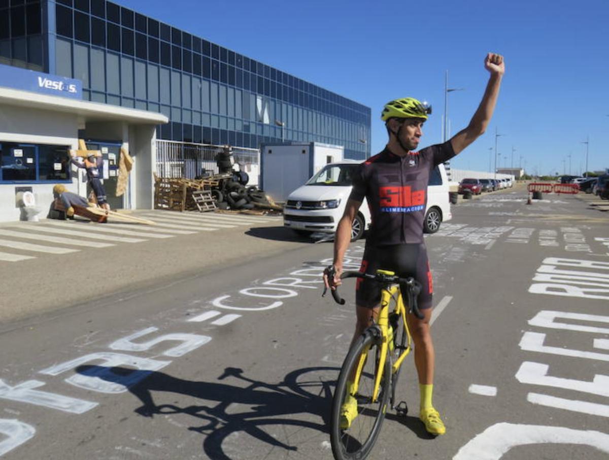 Un empleado de Vestas viaja en bicicleta a Dinamarca para que no cierren la fábrica de Viveiro