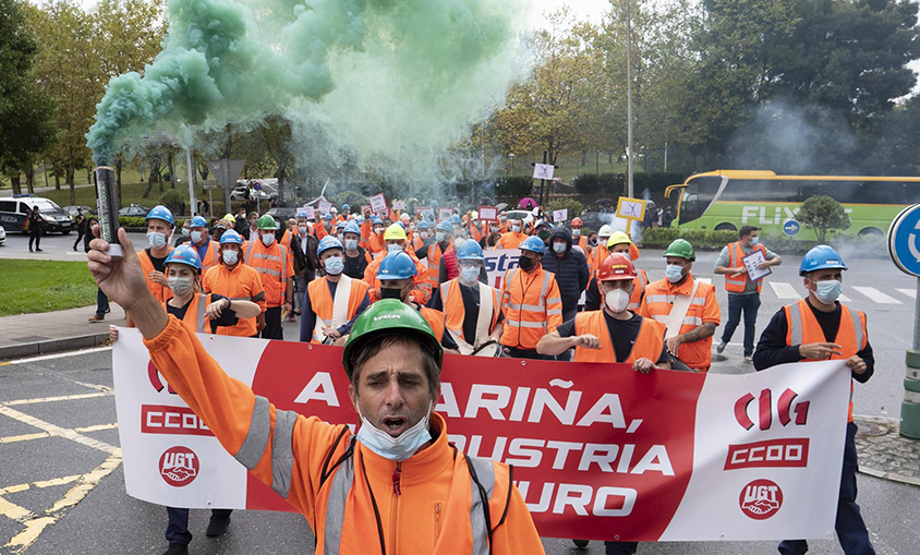 Trabajadores de Vestas marchan por Santiago y claman ante la Xunta por una "solución"