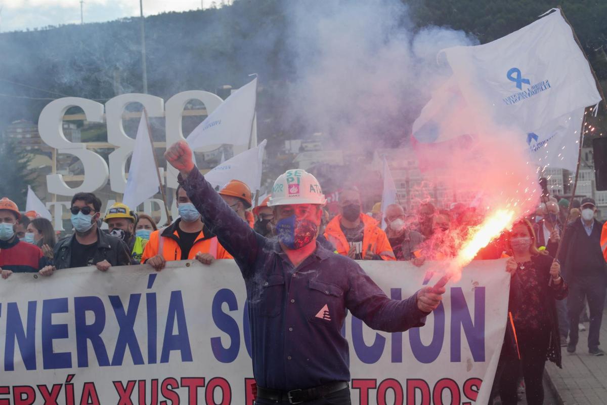 Multitudinaria manifestación en Viveiro (Galicia) contra los cierres de Alcoa y Vestas