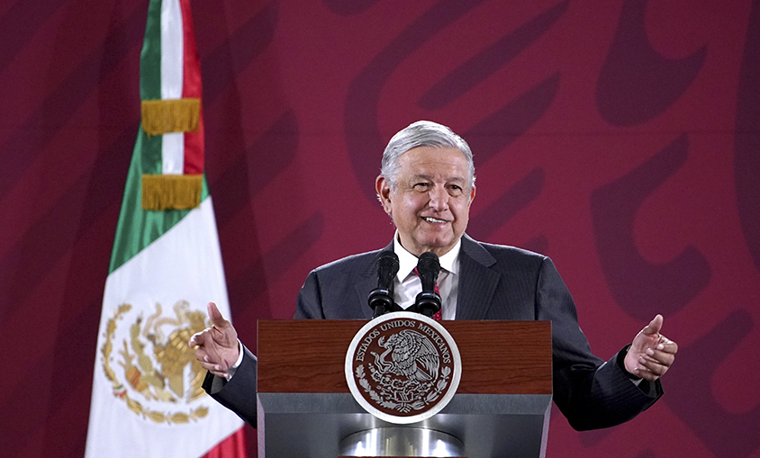 López Obrador exhibe ante Kerry su política eléctrica como la "más limpia"