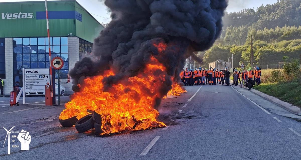 Trabajadores de Vestas hacen una barricada de neumáticos en llamas ante la fábrica de Viveiro (Lugo)