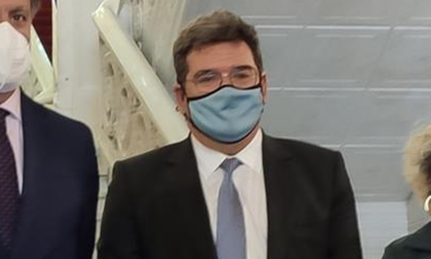 Escrivá dice que el "alto" IPC refleja las "turbulencias y la tensión" en los mercados eléctrico y del gas