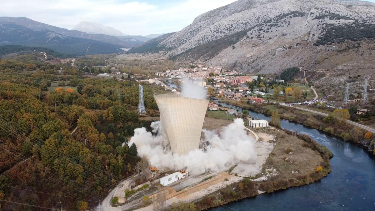 Así derrumbó Iberdrola la torre de refrigeración de la central térmica de Velilla