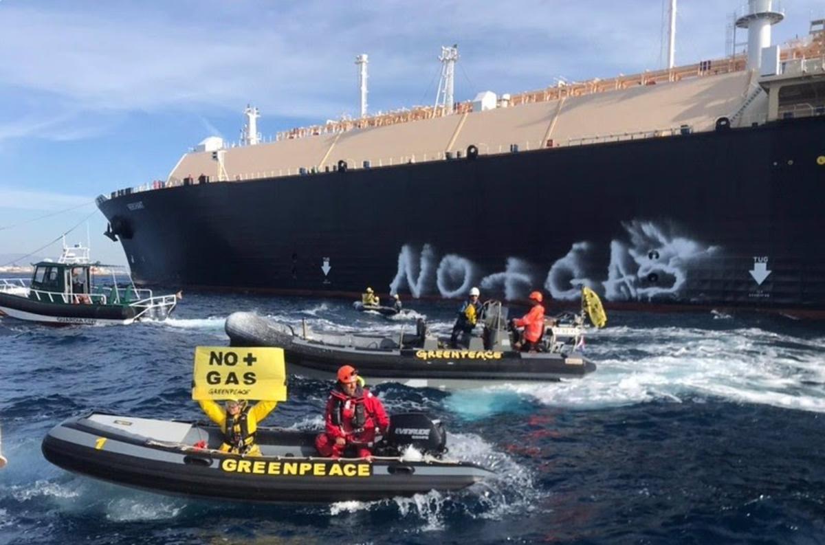 Greenpeace tendrá que pagar 170.000 euros por bloquear un metanero en el puerto de Sagunto