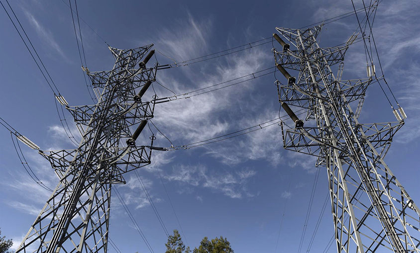El precio de la luz cae este martes un 4,6%, aunque encadena su sexto día por encima de los 200 euros/MWh