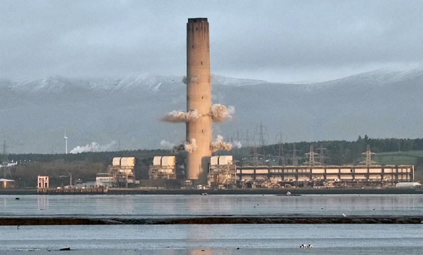 Iberdrola procede a la demolición de la chimenea de la mayor central eléctrica de carbón de Europa