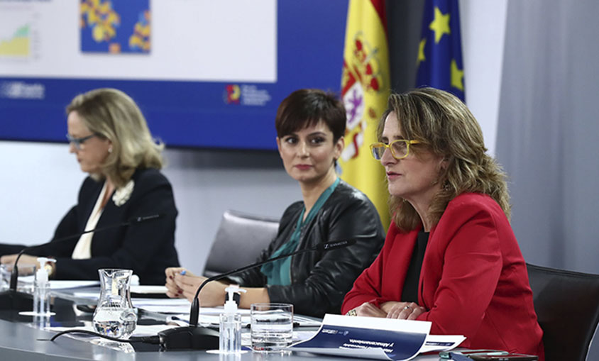 Ribera niega que las medidas del Gobierno retrasen el despliegue de las renovables